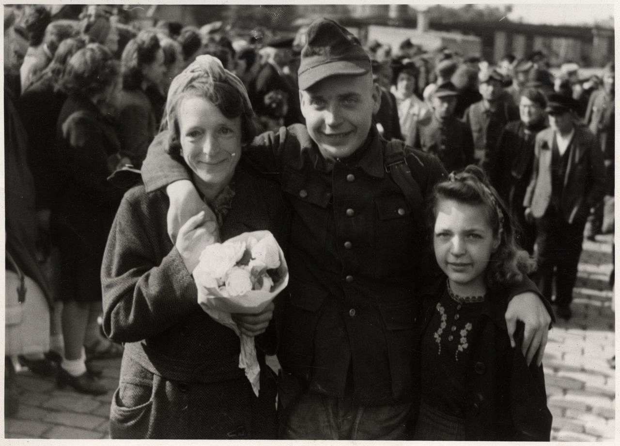 Fotografie der Rückkehr eines deutschen Soldaten aus Kriegsgefangenschaft in Jugoslawien zu seiner Familie 1946.