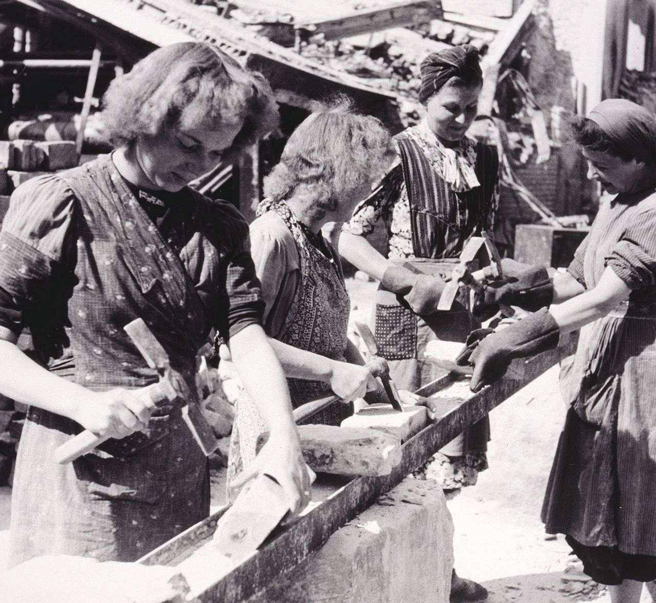 Trümmerfrauen, Symbol für den Aufbauwillen, bei der Arbeit
