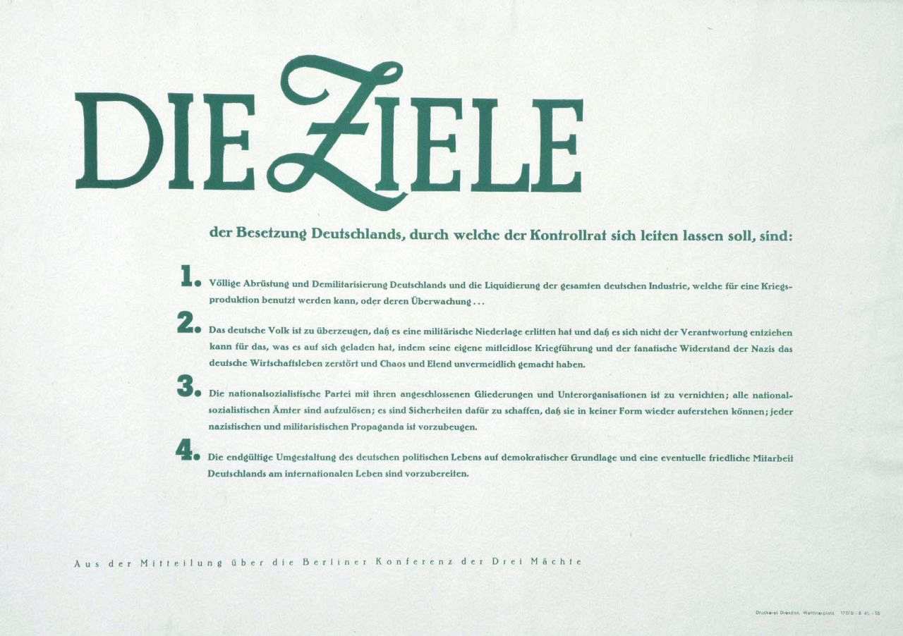 Ein Plakat gibt Auskunft über zentrale deutschlandpolitische Ziele der alliierten Besatzungspolitik
