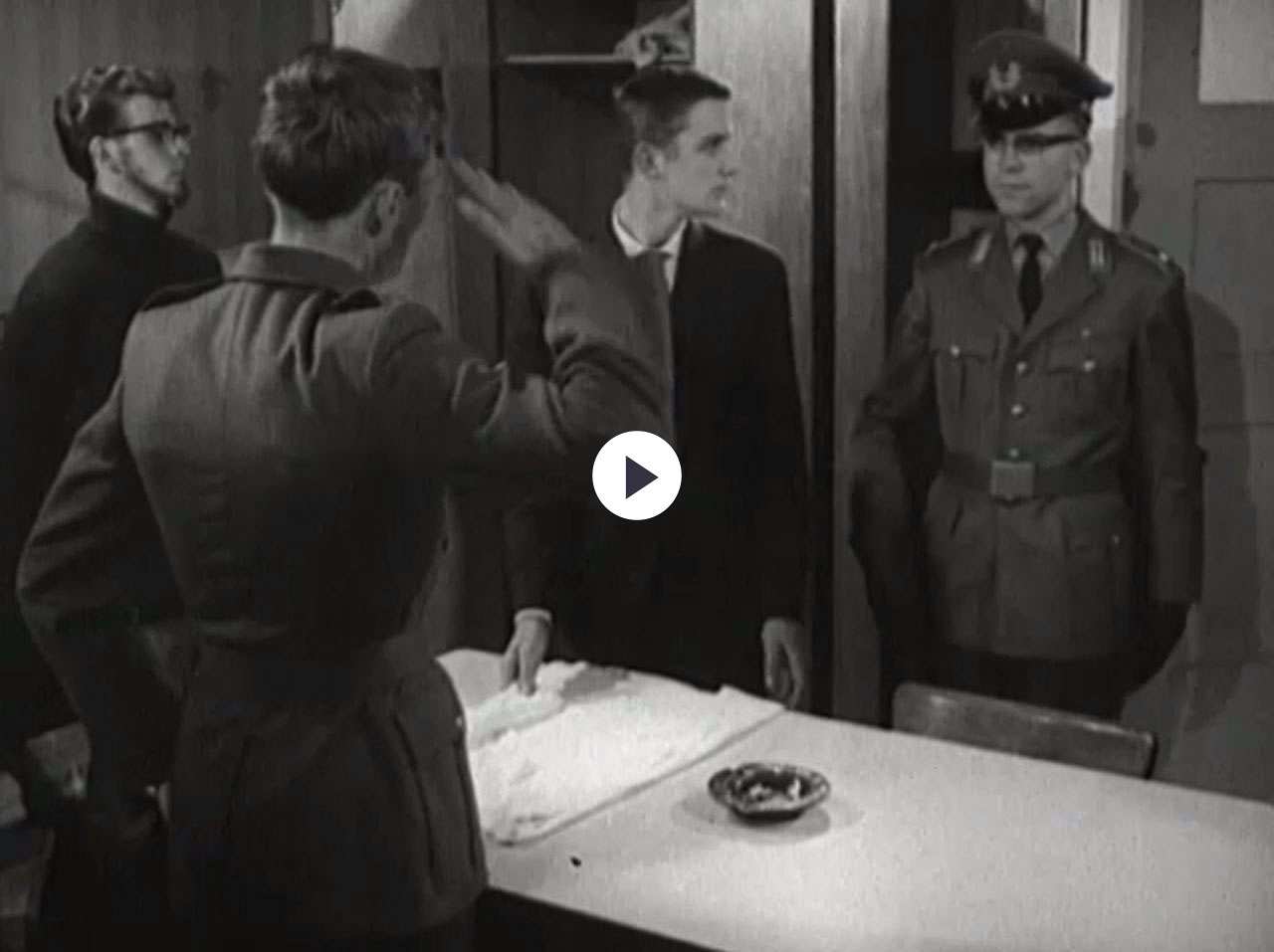 Filmmaterial über den Alltag der Bundeswehr. Ansprache von Bundeskanzler Konrad Adenauer bei seinem Besuch der ersten 1500 Freiwilligen am 20. Januar 1956 in der Kaserne Andernach.