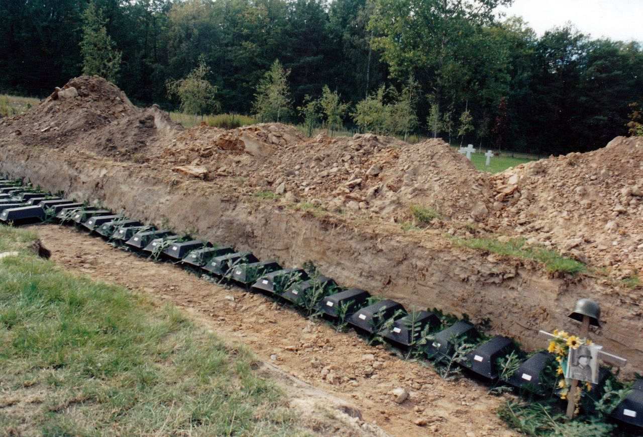 Auf der Fotografie sind in einem Graben von ca 40 m Länge 67 Särge gefallener deutscher Soldaten aufgereiht