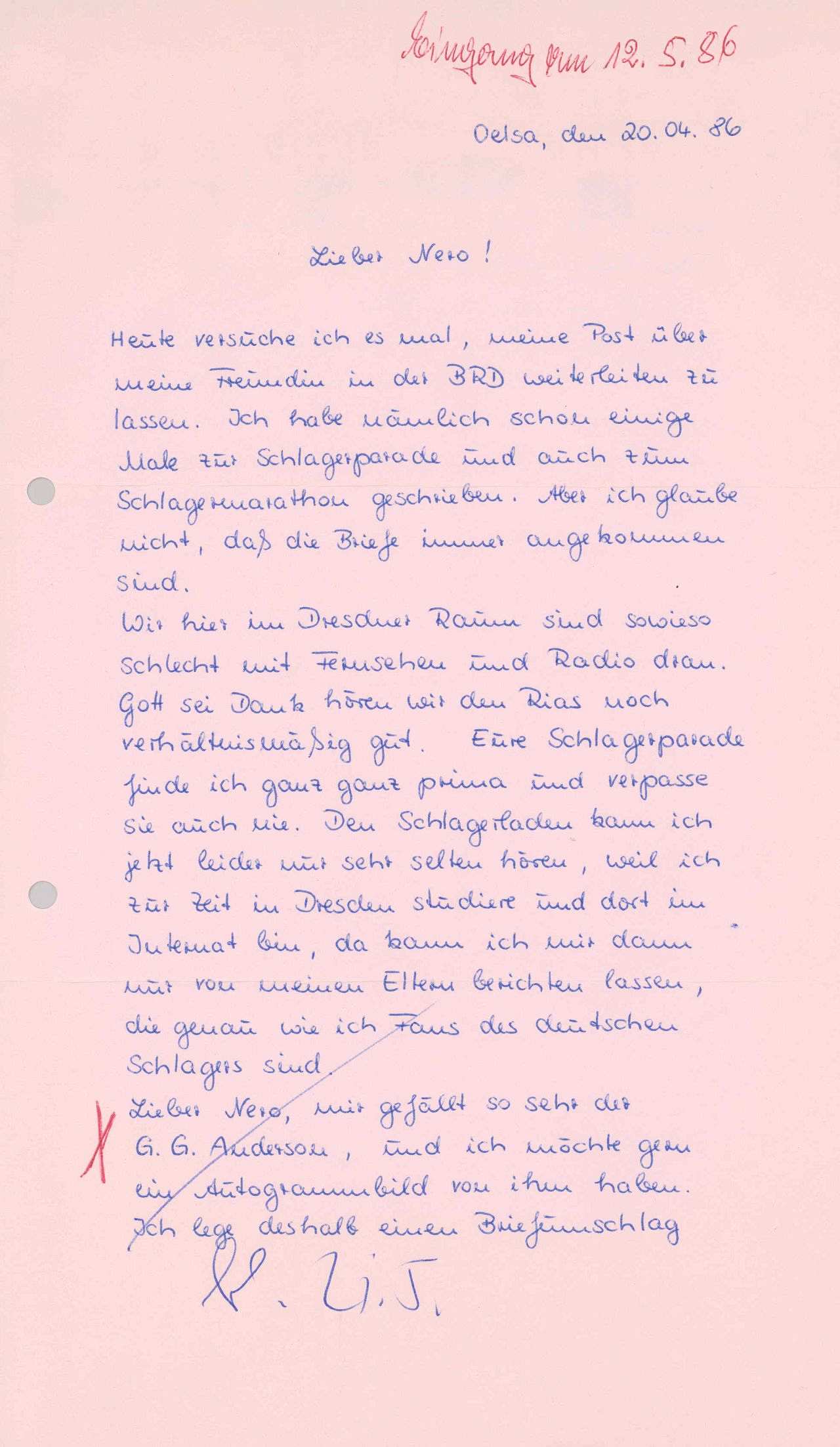 Brief auf rosa Papier, mit blauer Tinte geschrieben