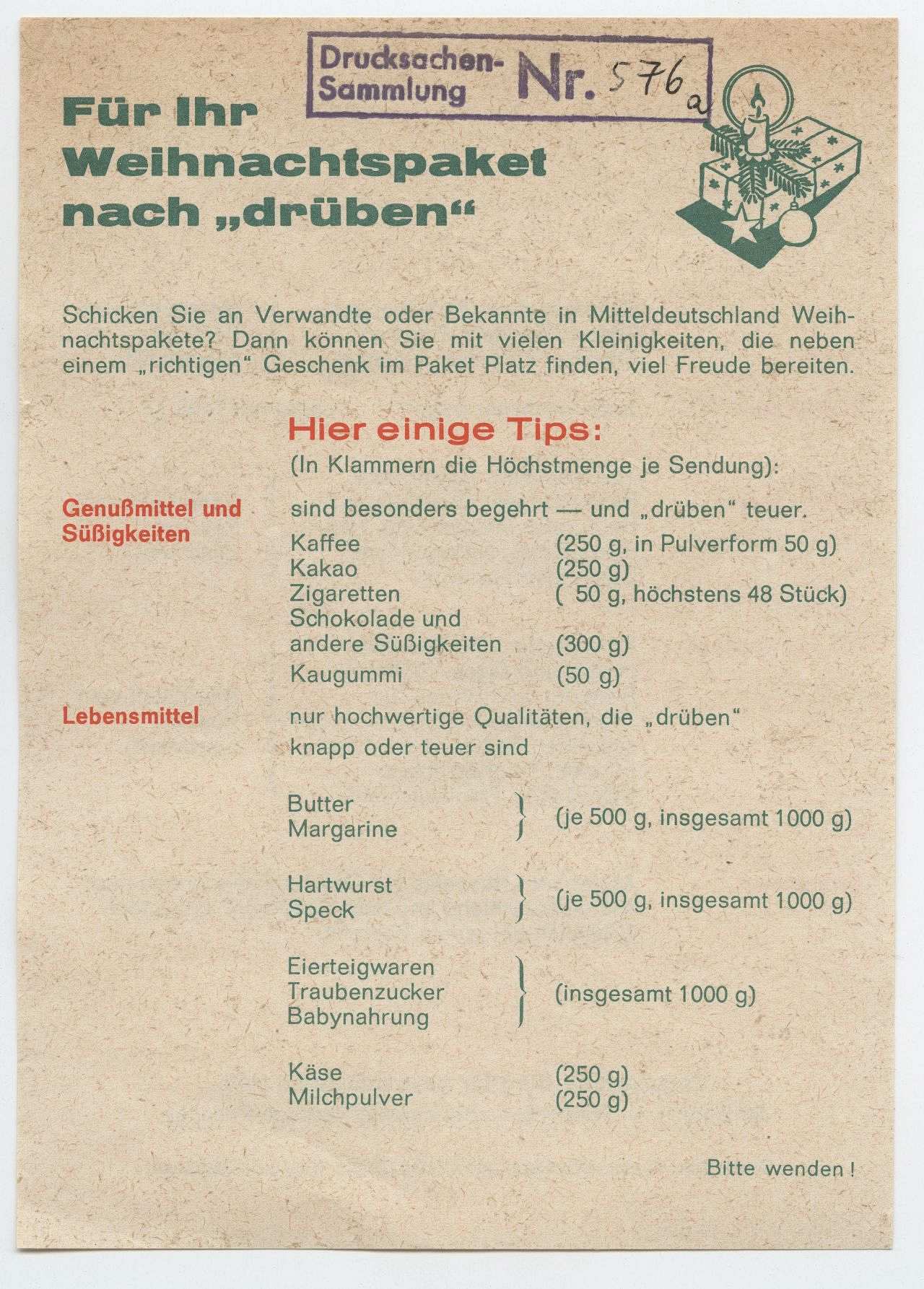 Beigefarbenes, doppelseitig bedrucktes Blatt, grün-rote Beschriftung. Rechts oben die Zeichnung eines Tannenzweiges mit Päckchen, Kerze und Kugel. Nachfolgend und auf der Rückseite Vorschläge und Geschenkideen für den Inhalt eines Weihnachtspaketes in die DDR.