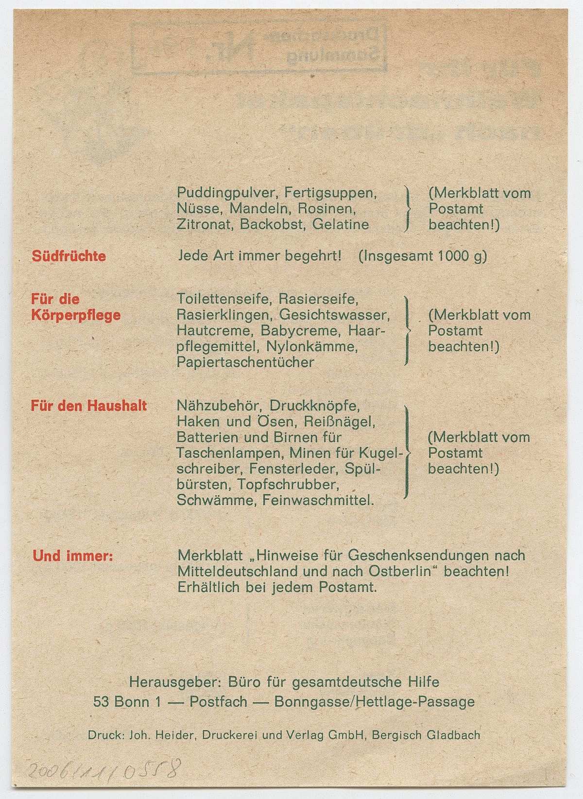 Beigefarbenes, doppelseitig bedrucktes Blatt, grün-rote Beschriftung. Rechts oben die Zeichnung eines Tannenzweiges mit Päckchen, Kerze und Kugel. Nachfolgend und auf der Rückseite Vorschläge und Geschenkideen für den Inhalt eines Weihnachtspaketes in die DDR.