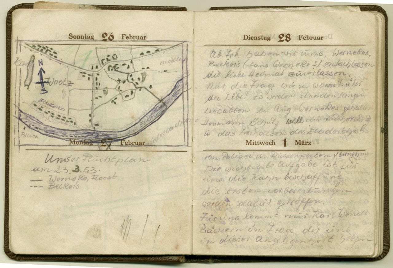 Doppelseite eines Notizbuches; oben links ist der Fluchtplan eingezeichnet, die rechte Seite ist beschrieben.