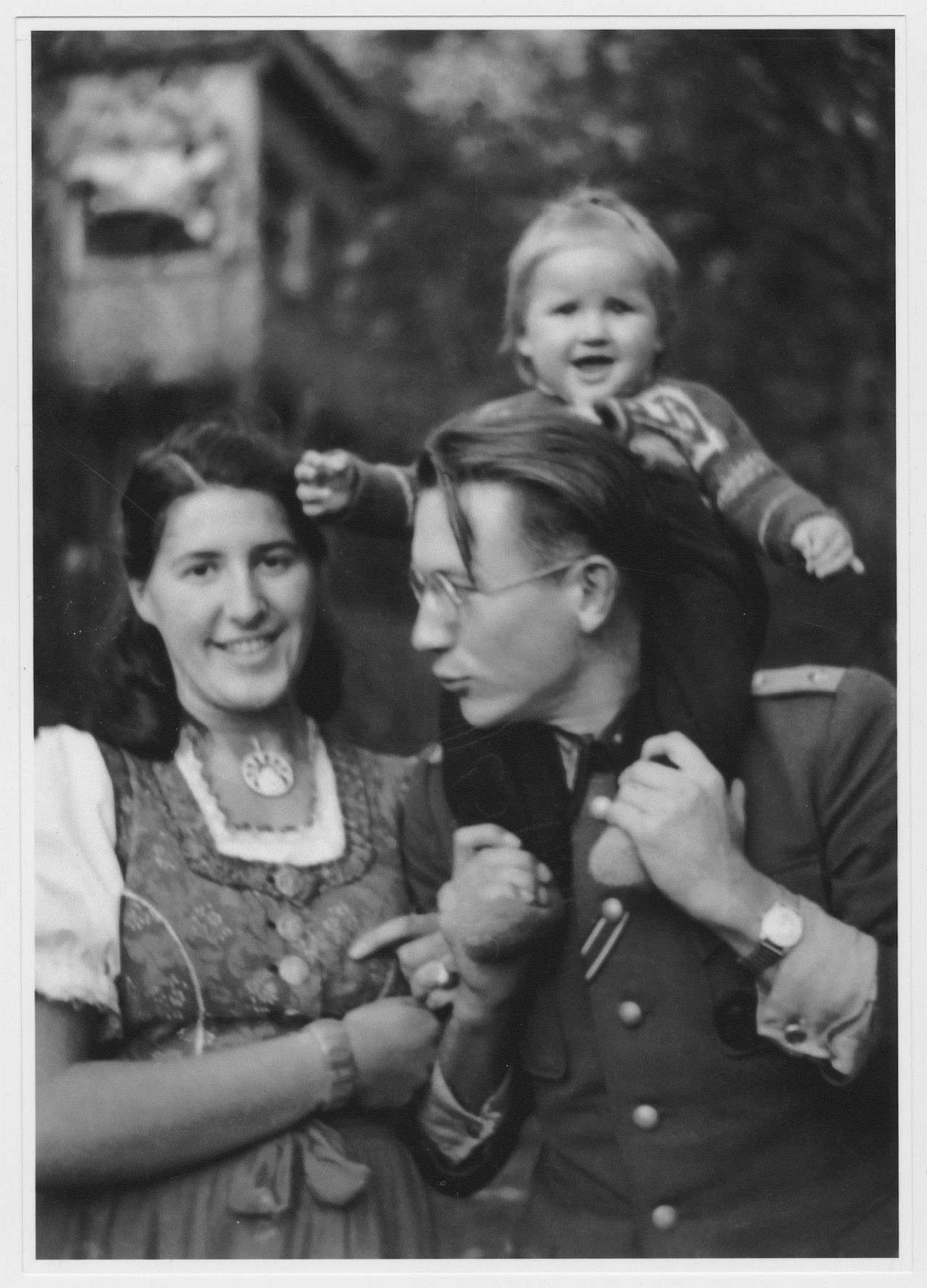 Schwarz-weiß Fotografie, Helmut Beschke mit Ehefrau Eva-Maria und Tochter Renate Beschke im Dezember 1944 in Jena.