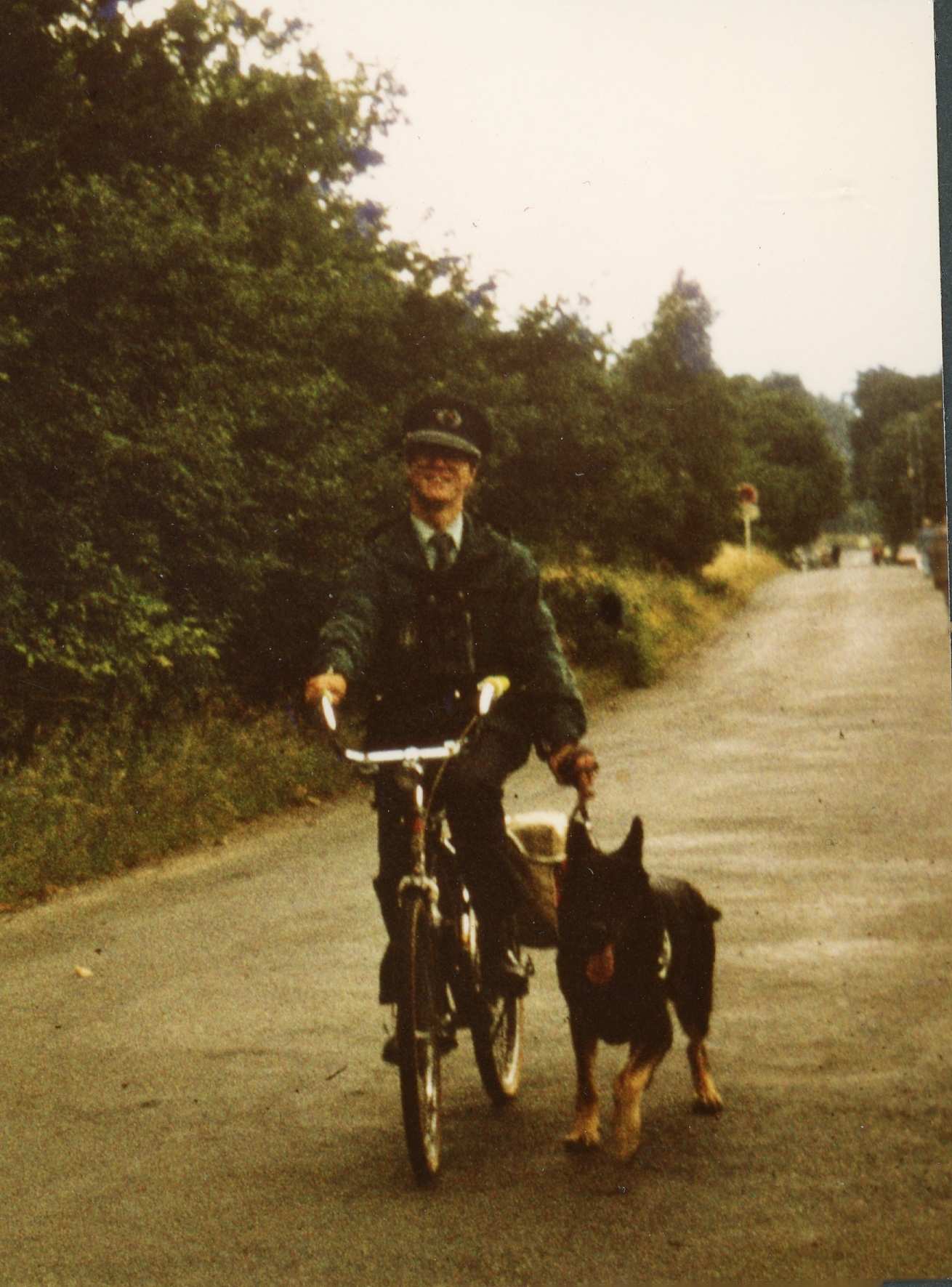 Fotografie des Zeitzeugen Burkhard Brenk als Zöllner an der innerdeutschen Grenze mit Diensthund, 1975 bis 1980.