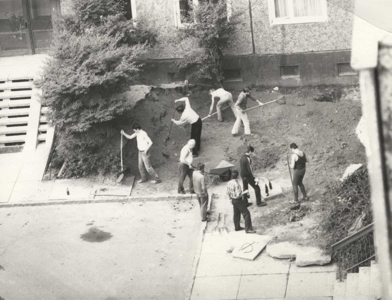 Fotografie des Zeitzeugen Heinz Clemens, Arbeitseinsatz der Hausgemeinschaft im Plattenbau in der Budapester Straße, Dresden.