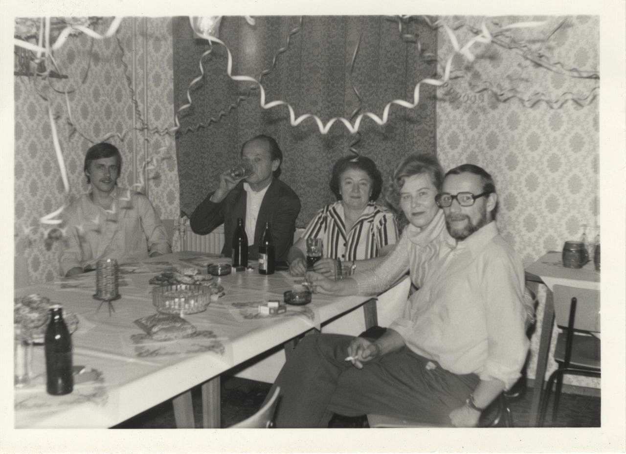 Fotografie des Zeitzeugen Heinz Clemens, Feier der Hausgemeinschaft im Klubraum im Plattenbau in der Budapester Straße, Dresden.