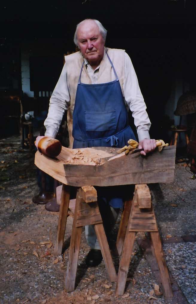 Zeitzeuge Otto Fuchs schnitzt eine Holzfigur.