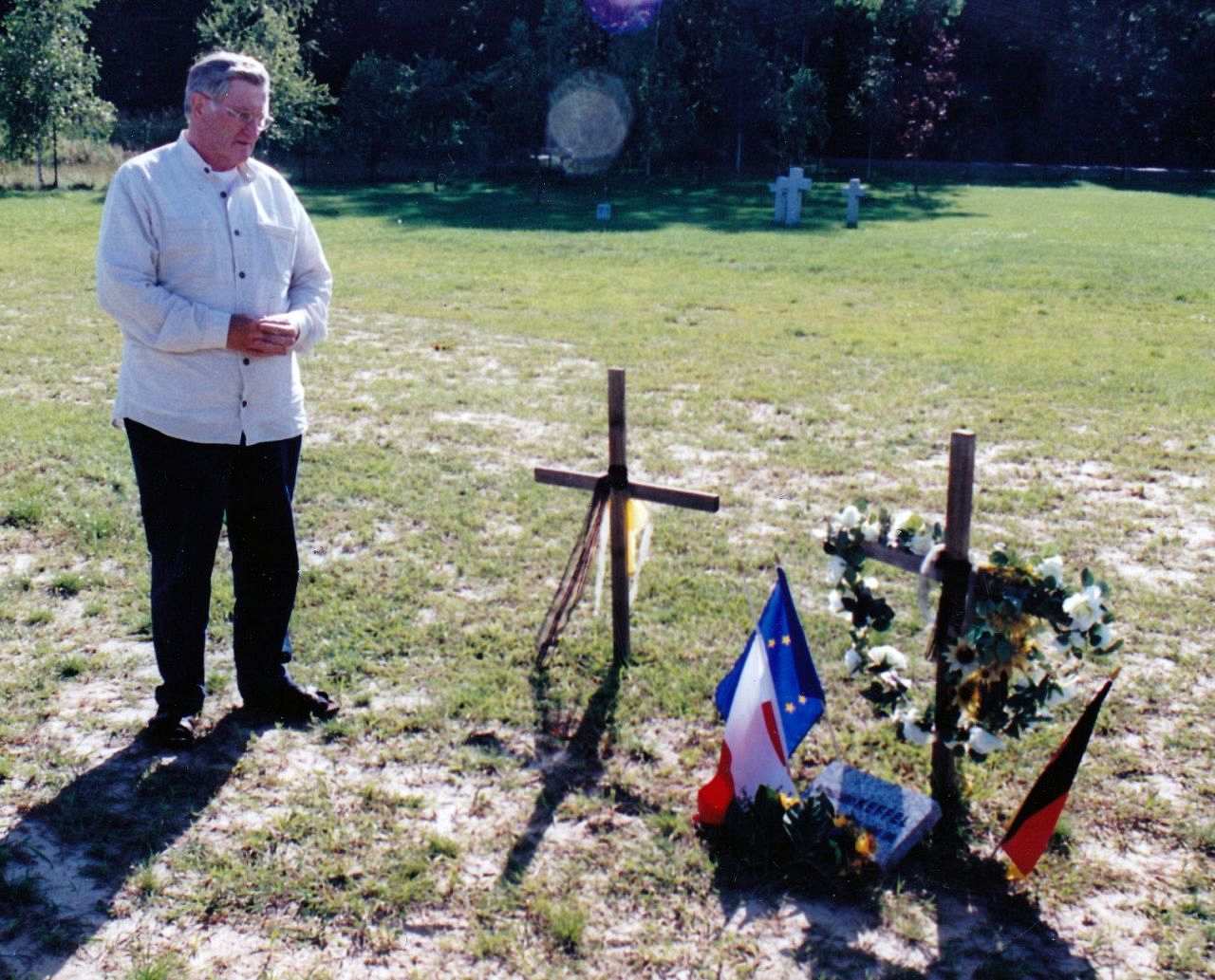 Zeitzeuge Alfred Keffel besucht 2004 das Grab seines im Zweiten Weltkrieg gefallenen Vaters. 
