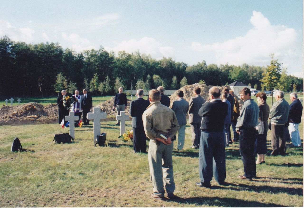 Die Fotografie zeigt die Beerdigung von Alfred Keffels Vater und weiteren im Zweiten Weltkrieg gefallenen deutschen Soldaten, deren sterbliche Überreste 2002 exhumiert wurden.