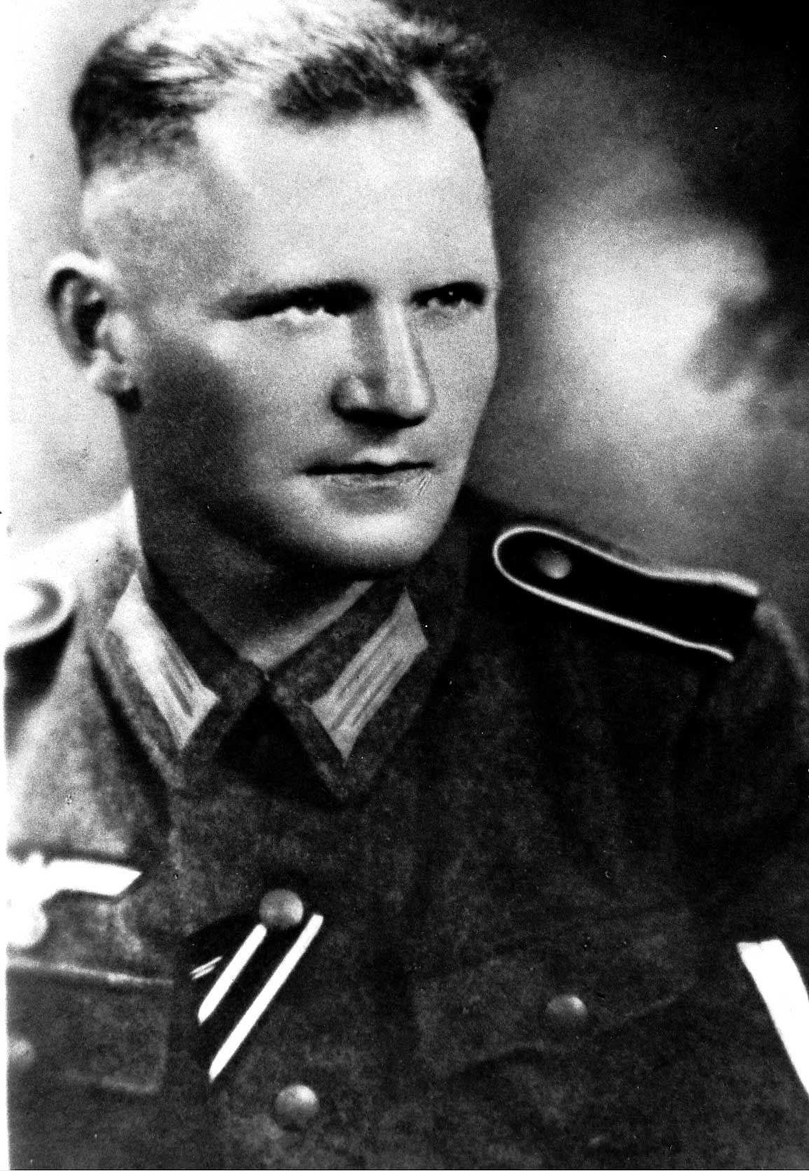 Schwarzweißes Porträt von Alfred Harry Keffel als Soldat von 1942, eingereicht von seinem Sohn Alfred Hans Keffel für seinen LeMO-Zeitzeugenbeitrag.