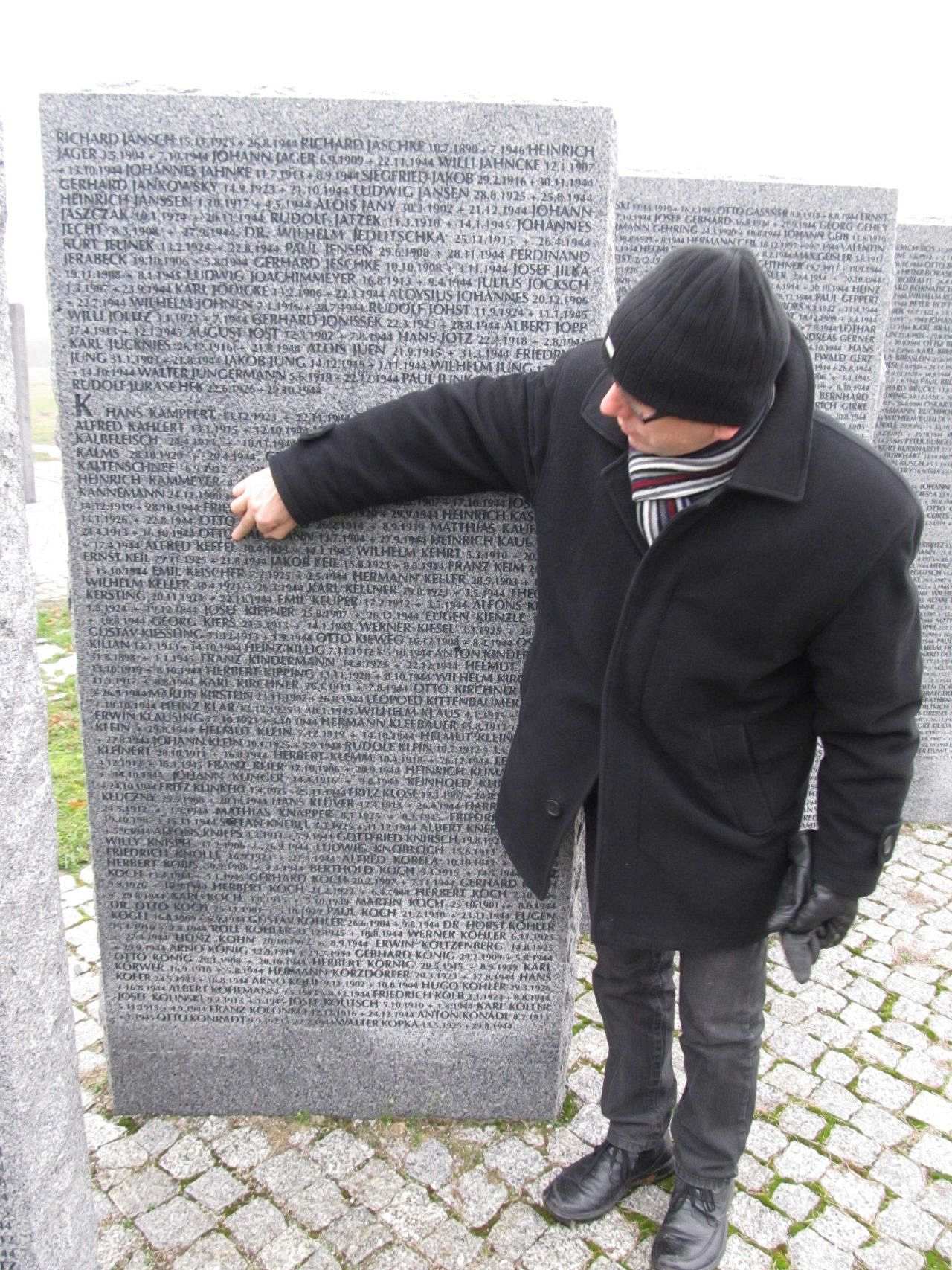 Die Fotografie zeigt eine Namens-Stele auf dem deutschen Soldatenfriedhof in Pulawy (Polen). 