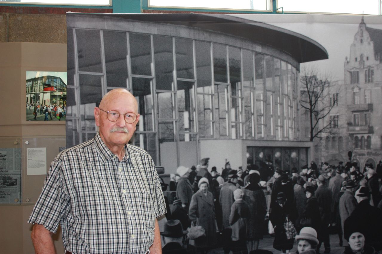 Farbfotografie, Porträt des Zeitzeugen Michael Nagel im Tränenpalast in Berlin 2012.