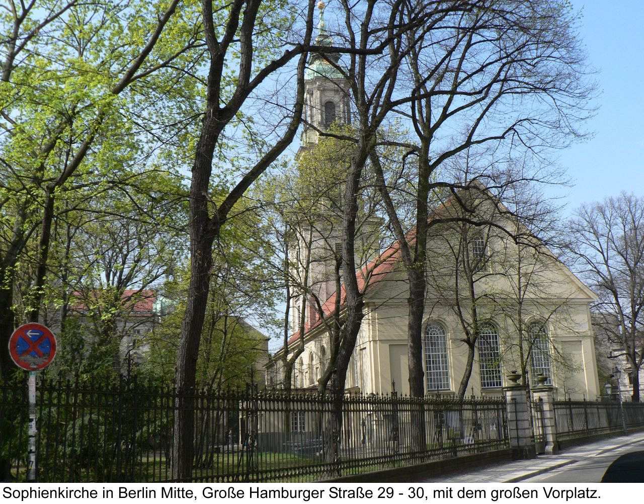 Sophienkirche in Berlin-Mitte mit großem Vorplatz