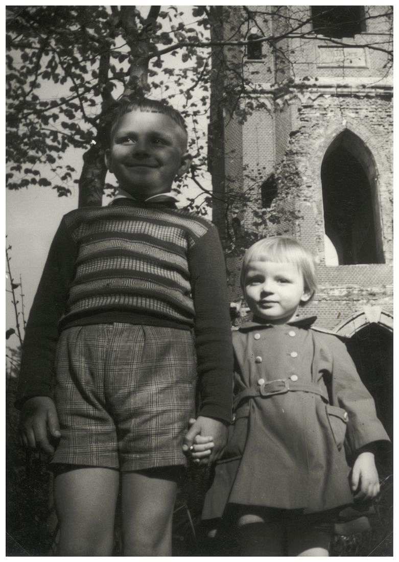 Foto Die Geschwister des Zeitzeugen Norbert Prusko vor dem Essener Hallo-Turm