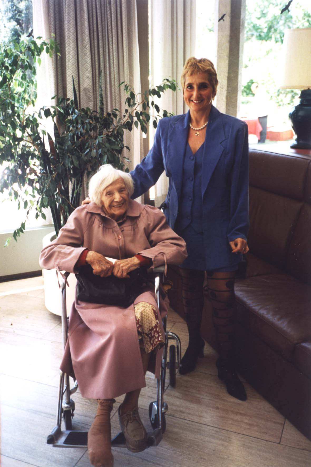Zeitzeugin Erika Rosenberg und Emilie Schindler in der Deutschen Botschaft in Buenos Aires im Oktober 1999.