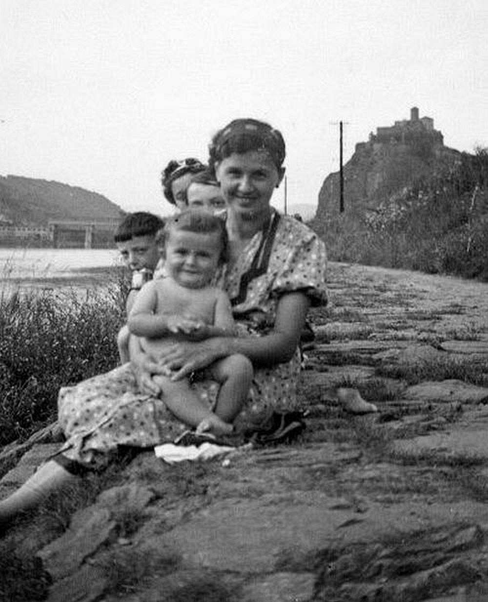 Fotografie des Zeitzeugen Josef Ullrich mit seiner Mutter vor Burg Schreckenstein in Aussig an der Elbe.