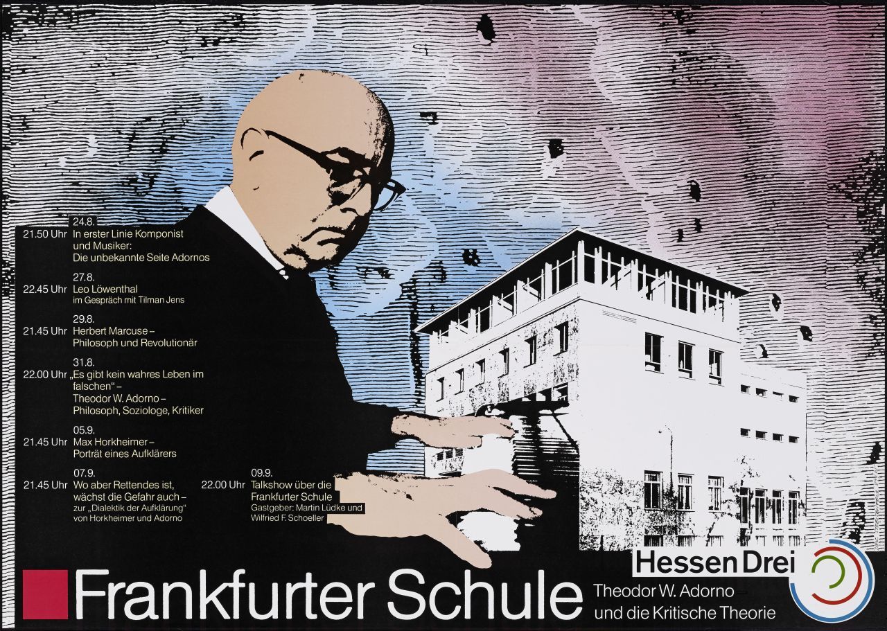 Farbiges Plakat, Himmel weiß-blau-pink, rechts im Hintergrund weißes Gebäude, links davor z.T. Porträt Theodor Adorno Klavier spielend; auf dessen Rücken und Seite ist das Programm für sieben Tage abgedruckt, Plakatfuß: pinkes Quadrat, daneben in weißen Buchstaben: Frankfurter Schule  Theodor W. Adorno / und die Kritische Theorie, daneben Logo von Hessen Drei.