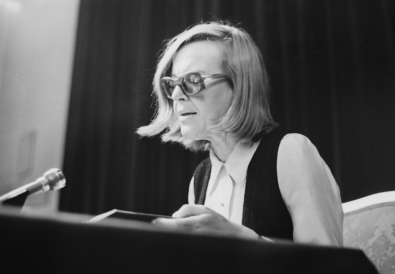 Foto der österreichischen Schriftstellerin Ingeborg Bachmann bei einer Lesung.