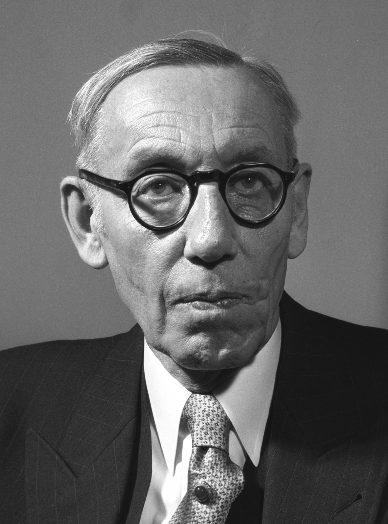 Porträtfoto des Schriftstellers Werner Bergengruen 1954.