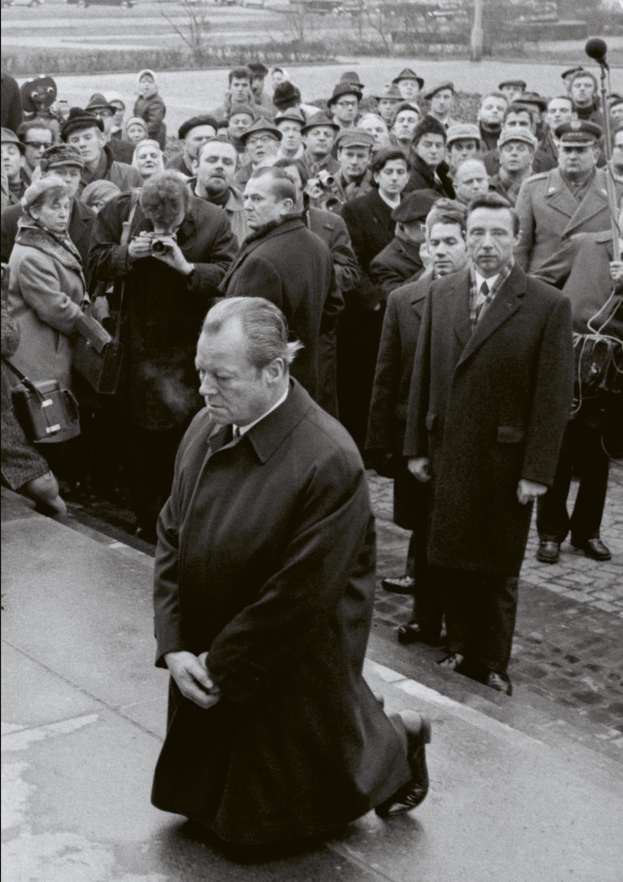 Kniefall Willy Brandts vor dem Denkmal für die Opfer des Warschauer Ghettoaufstandes, 1970.