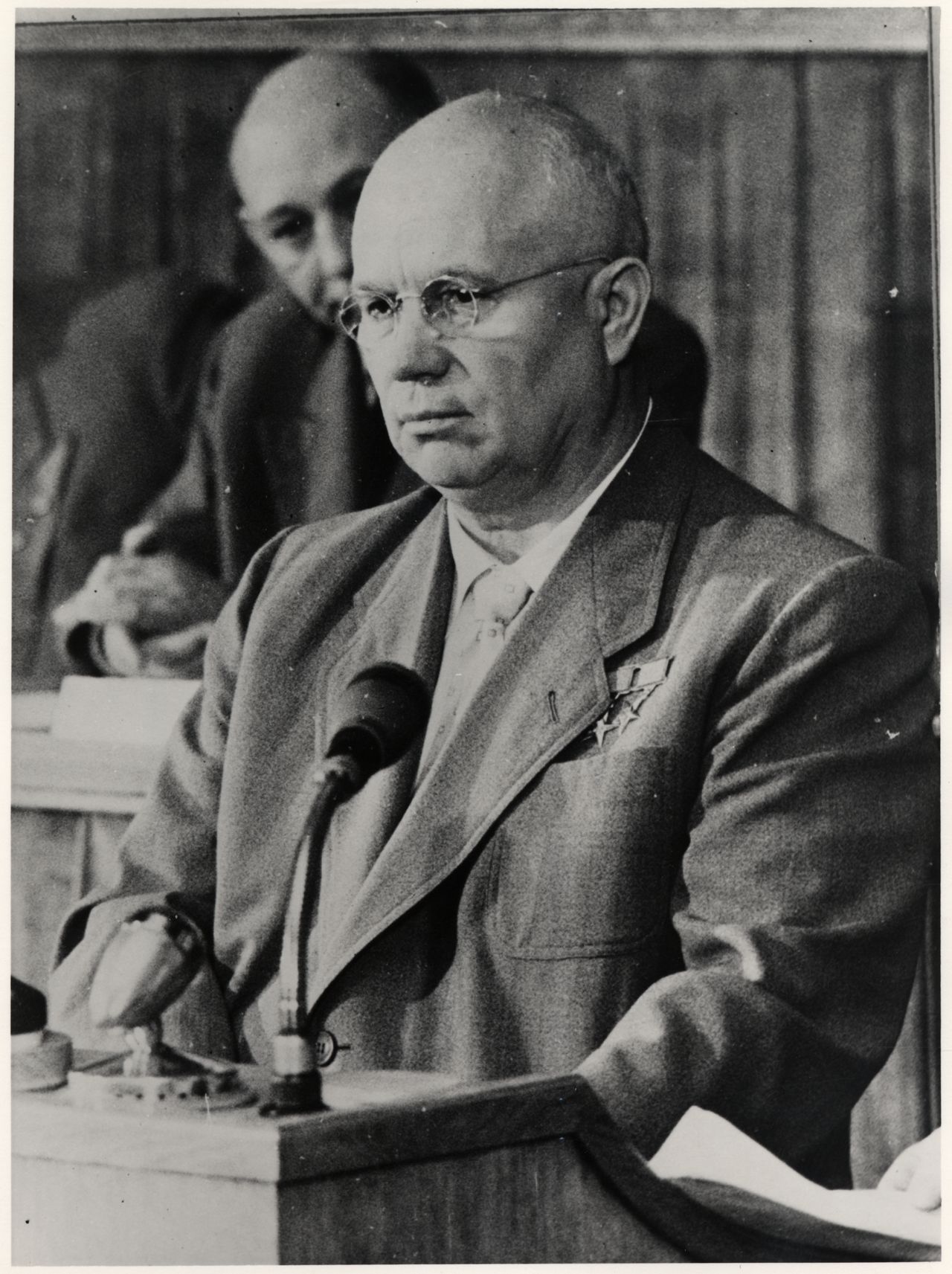 Der Generalsekretär der KPdSU, Nikita S. Chruschtschow, bei einer Ansprache vor der Volkskammer 1957.