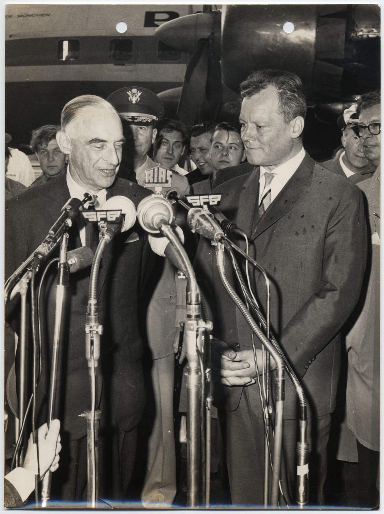 General Lucius D. Clay und der Regierende Bürgermeister von Berlin, Willy Brandt, auf dem Flughafen Tempelhof 1962.