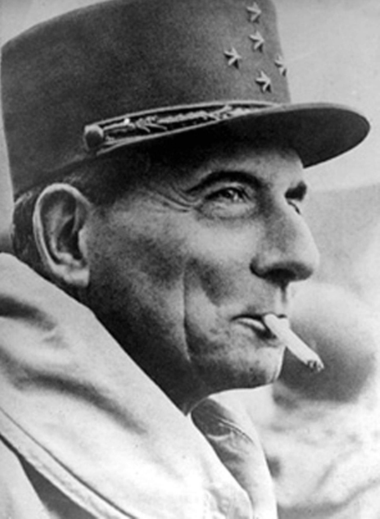 Porträtfoto des französischen Generals Jean de Lattre de Tassigny mit Zigarette in Vietnam, 1950-1951.