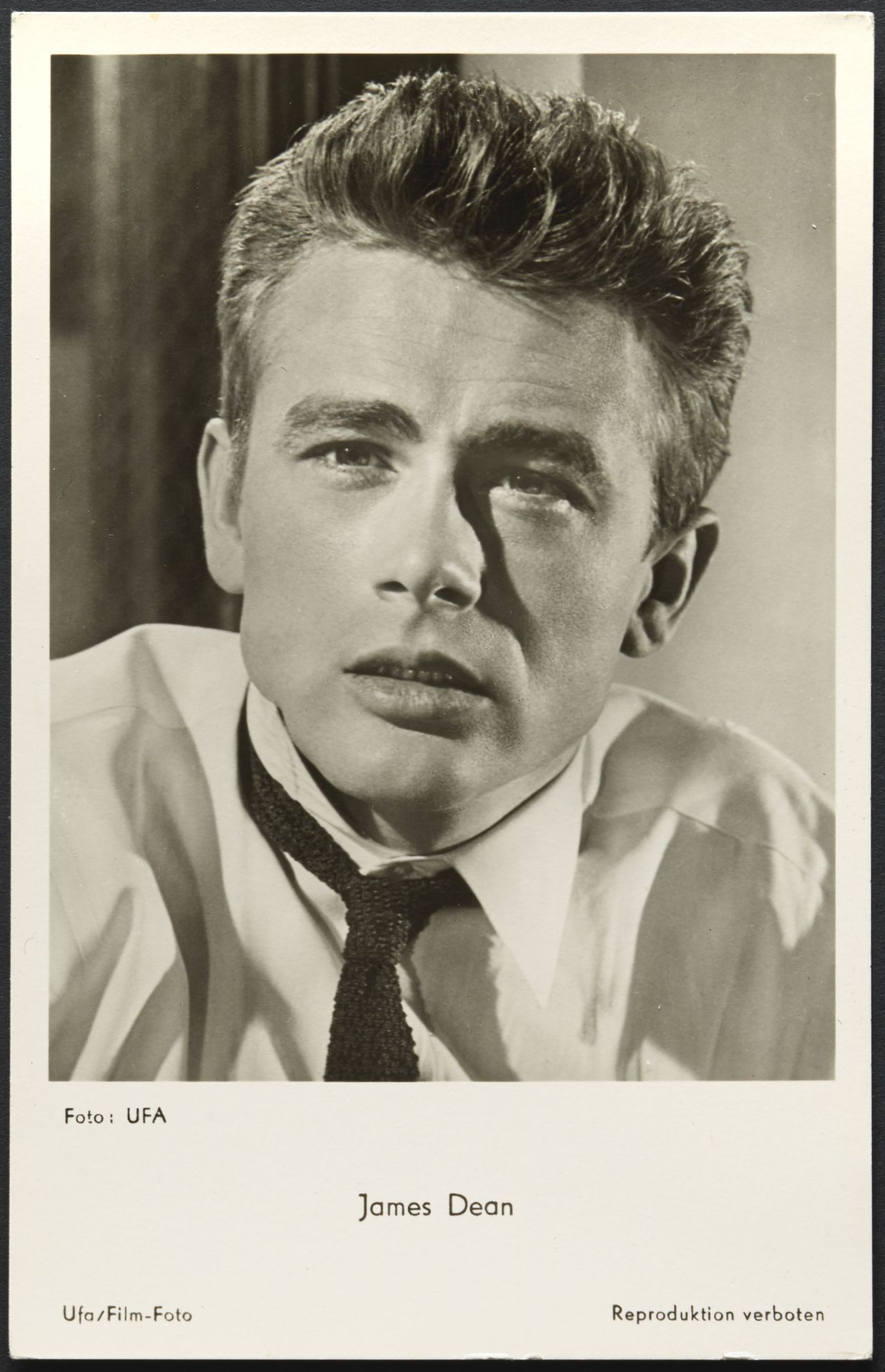 Starpostkarte mit Porträtaufnahme des Schauspielers James Dean (von vorn, mit Hemd und Krawatte), 1955. 