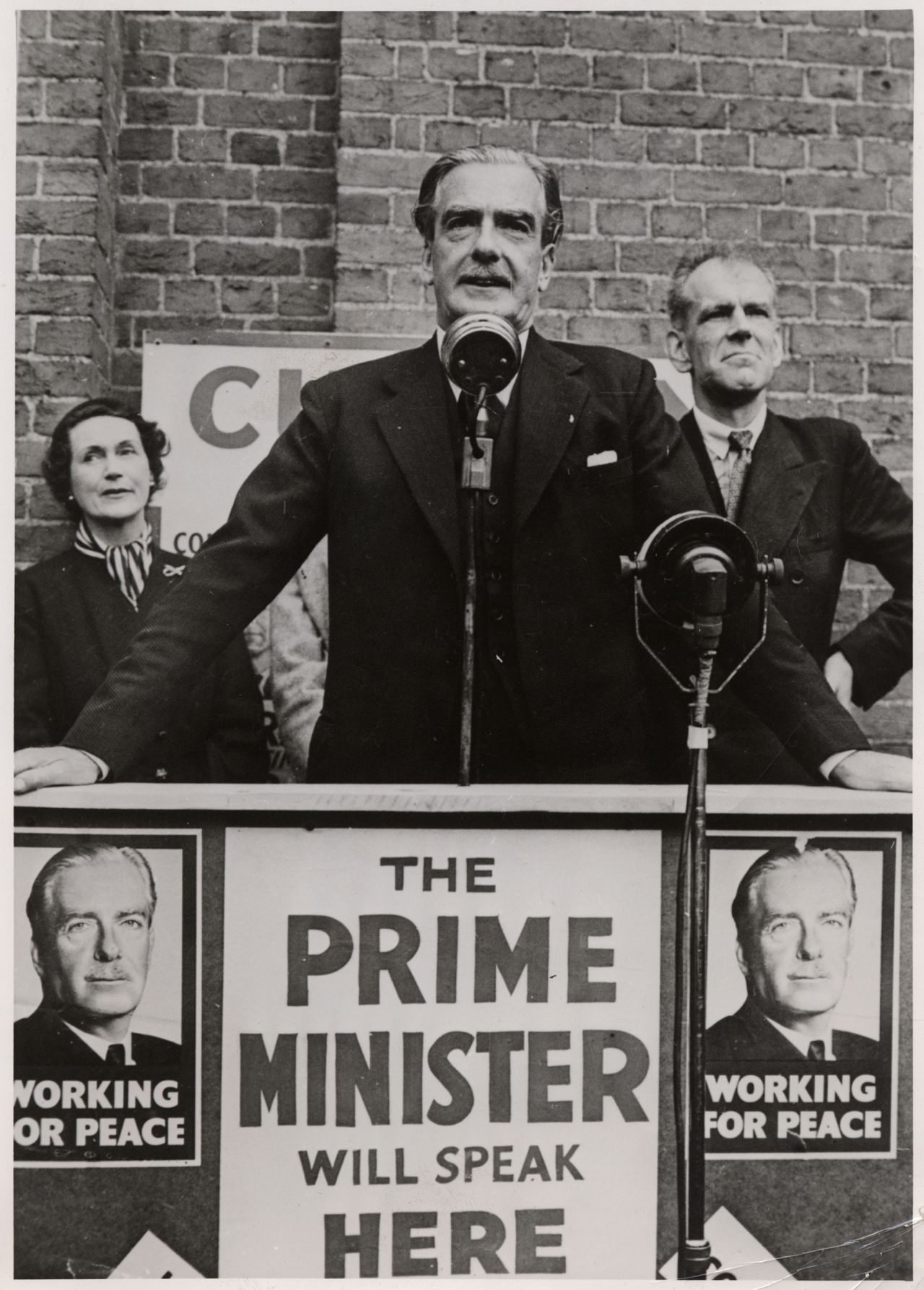 Premierminister Sir Anthony Eden im Wahlkampf als Führer der Konservativen Partei, ca. 1956.