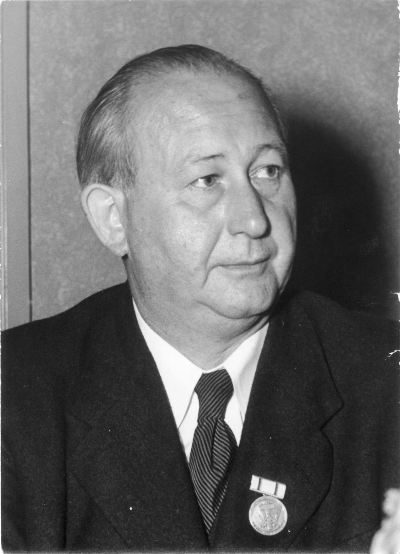 Porträtfoto des DDR-Politikers und Justizministers Max Fechner, 1952.