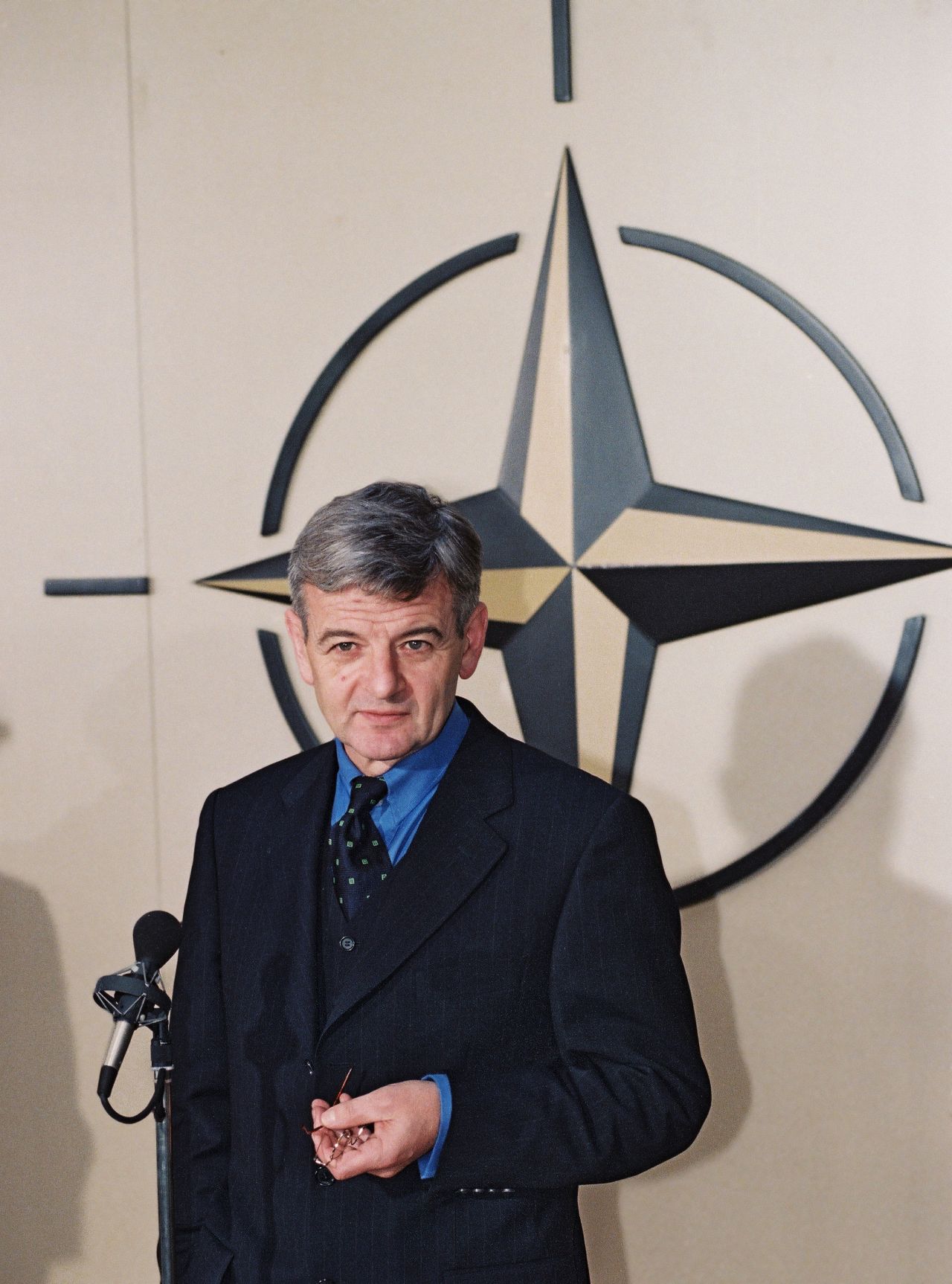 Bundesaußenminister Joschka Fischer im NATO-Hauptquartier 1998