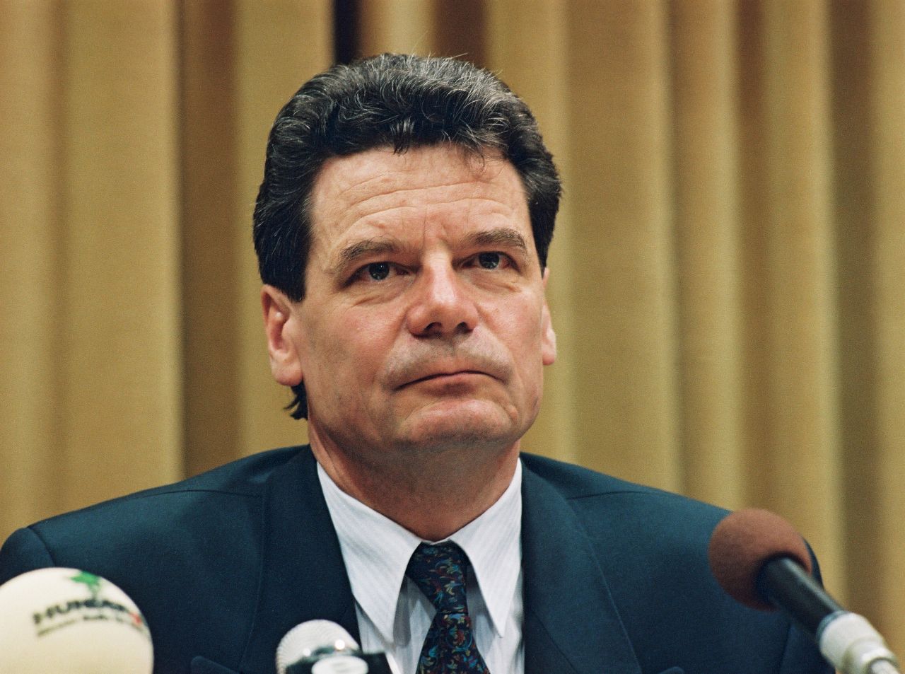 Joachim Gauck, Bundesbeauftragter für die Unterlagen des Staatssicherheitsdienstes der ehemaligen DDR (1990-2000) bei einer Pressekonferenz zum Thema 