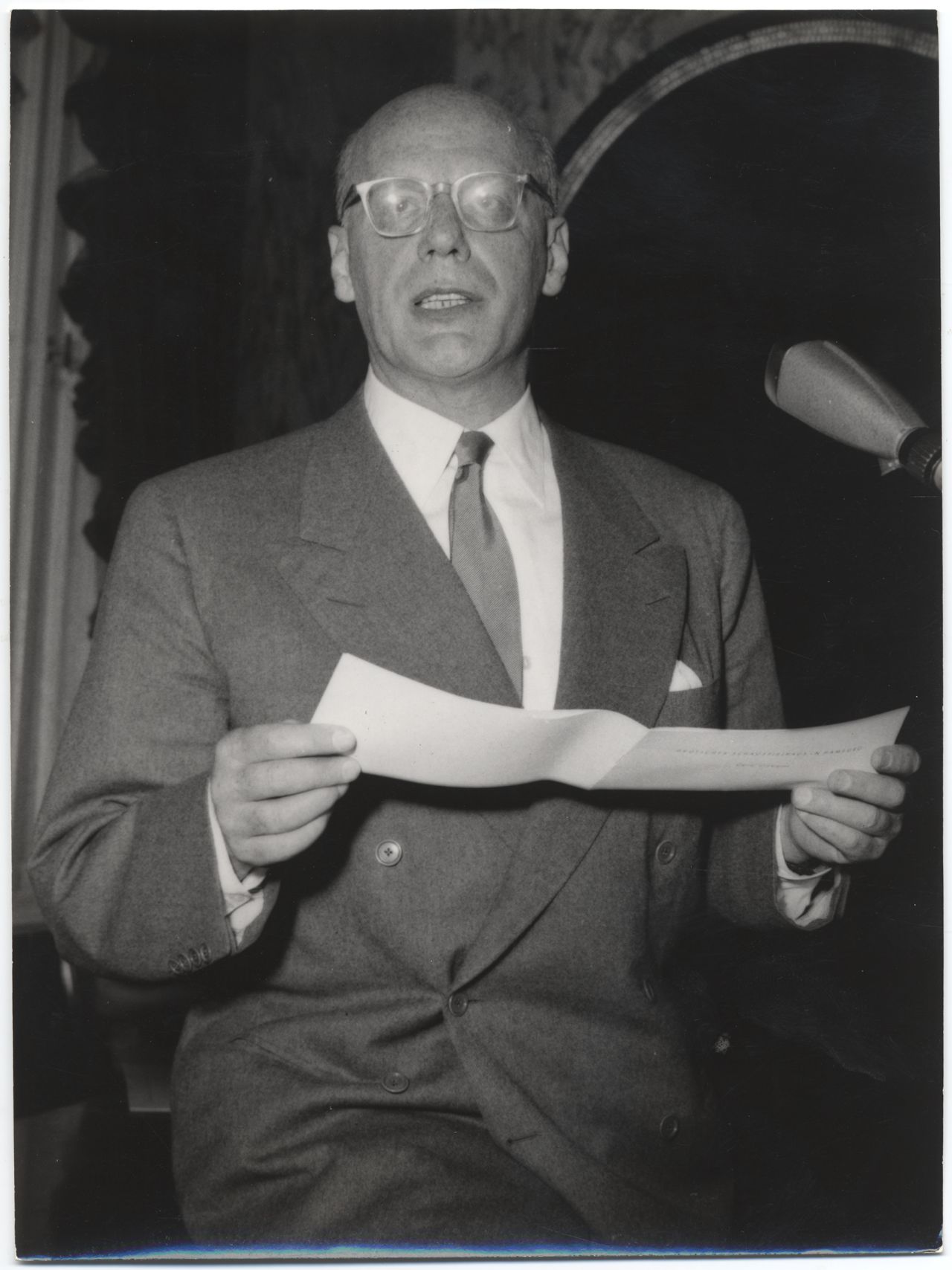 Gustaf Gründgens bei seiner Antrittsrede als Intendant des Hamburger Schauspielhauses, 1955.