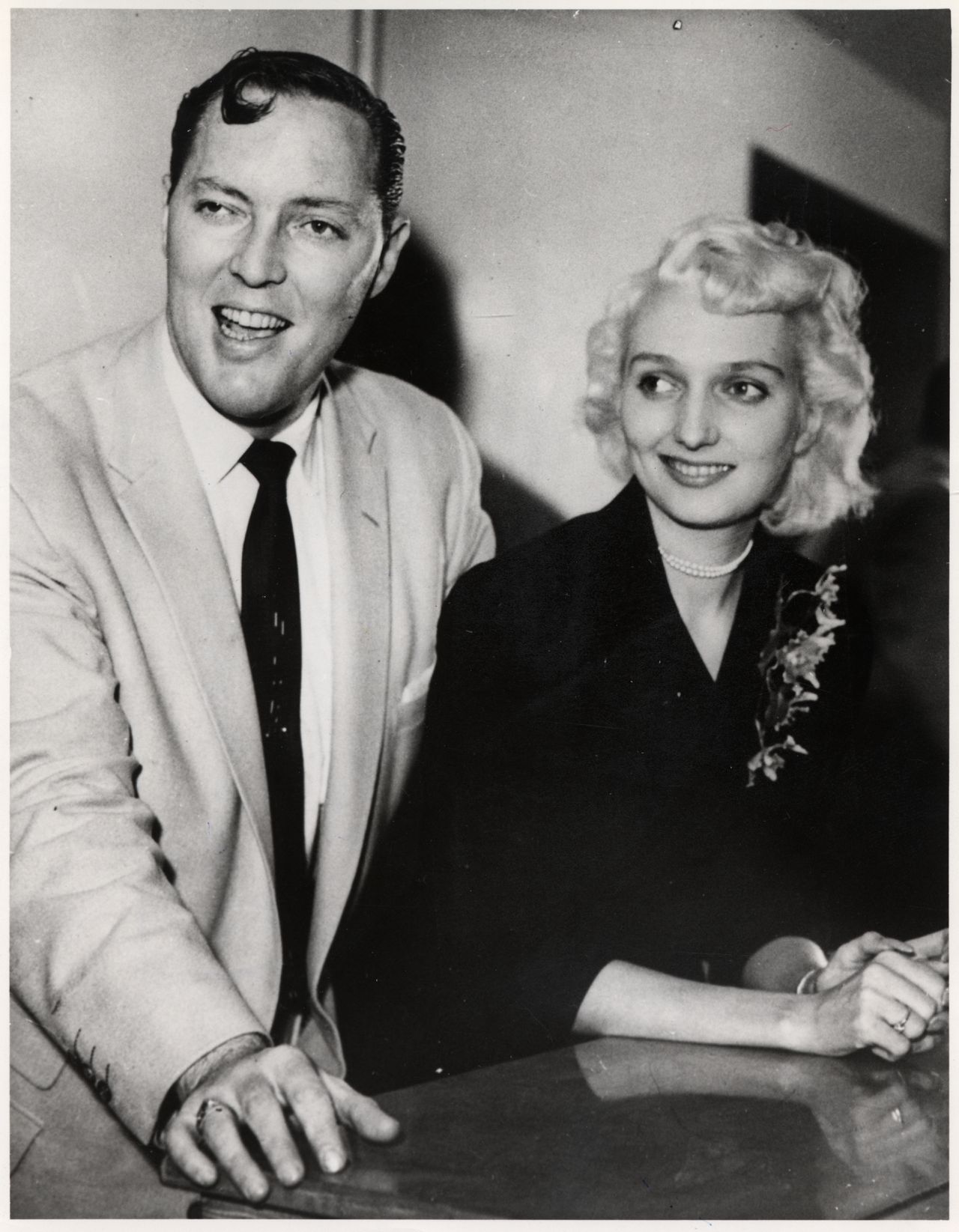 Rocklegende Bill Haley mit seiner Frau im Savoy-Hotel nach dem stürmischen Empfang durch jugendliche Fans in London, 1957.