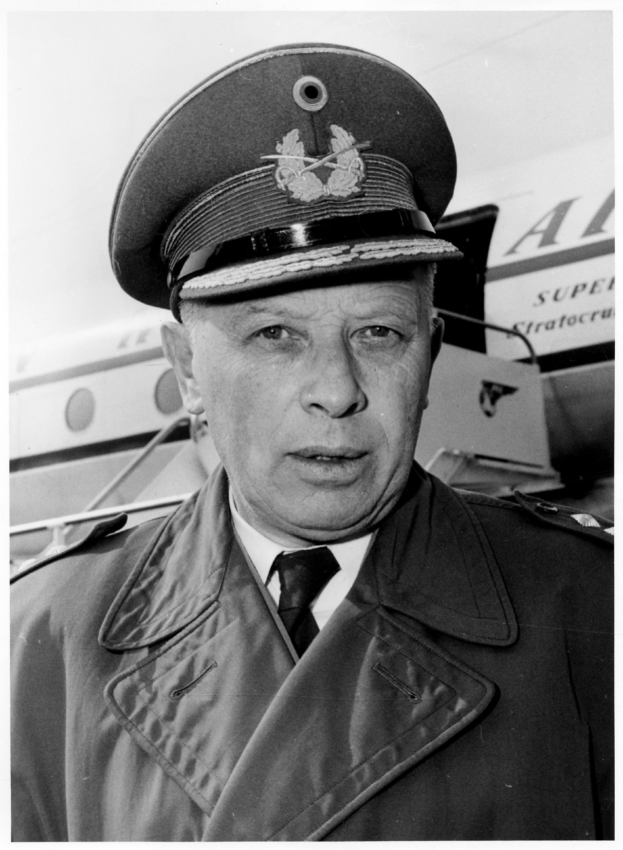 Foto von Bundeswehr-General Adolf Heusinger auf dem Düsseldorfer Flughafen, 1957.