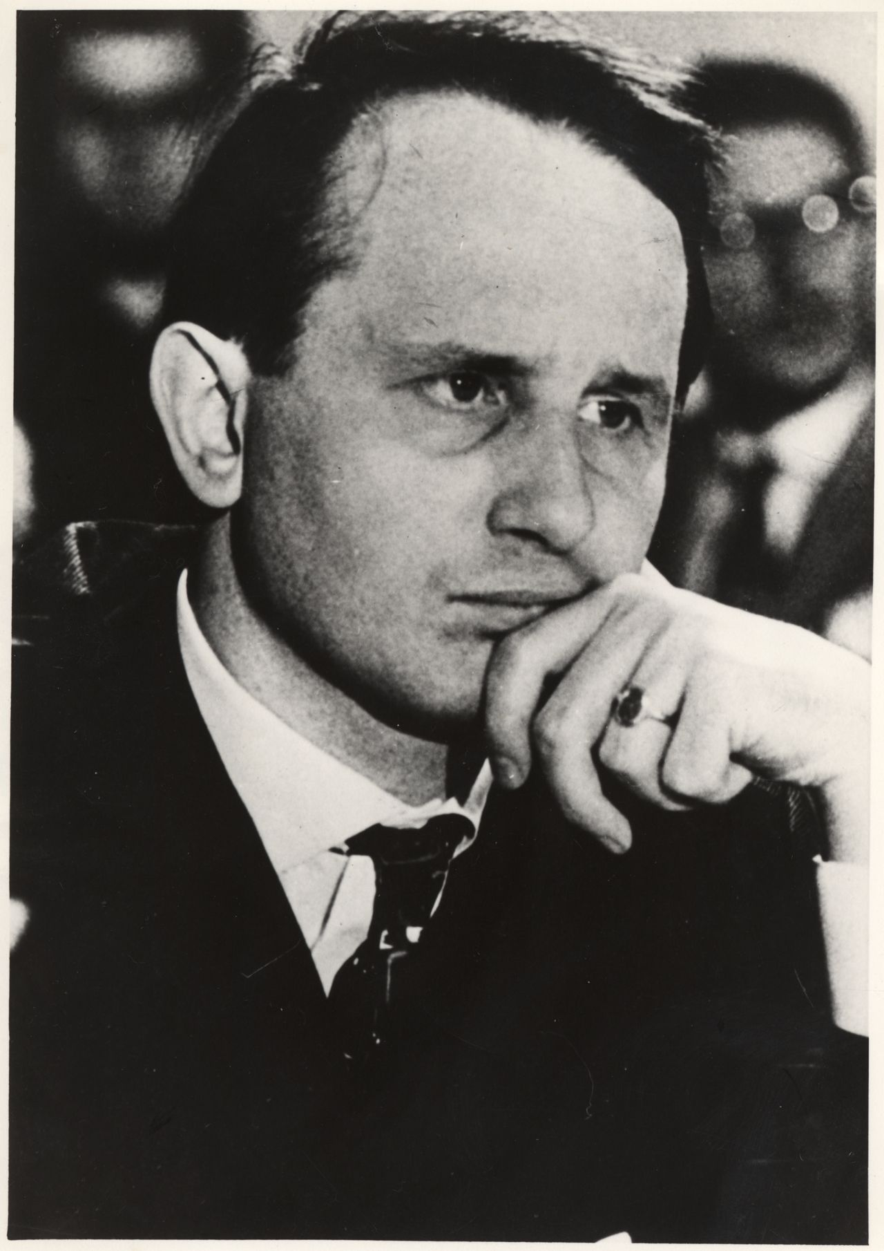 Porträtbild des Schriftstellers und Dramatikers Rolf Hochhuth, um 1965.