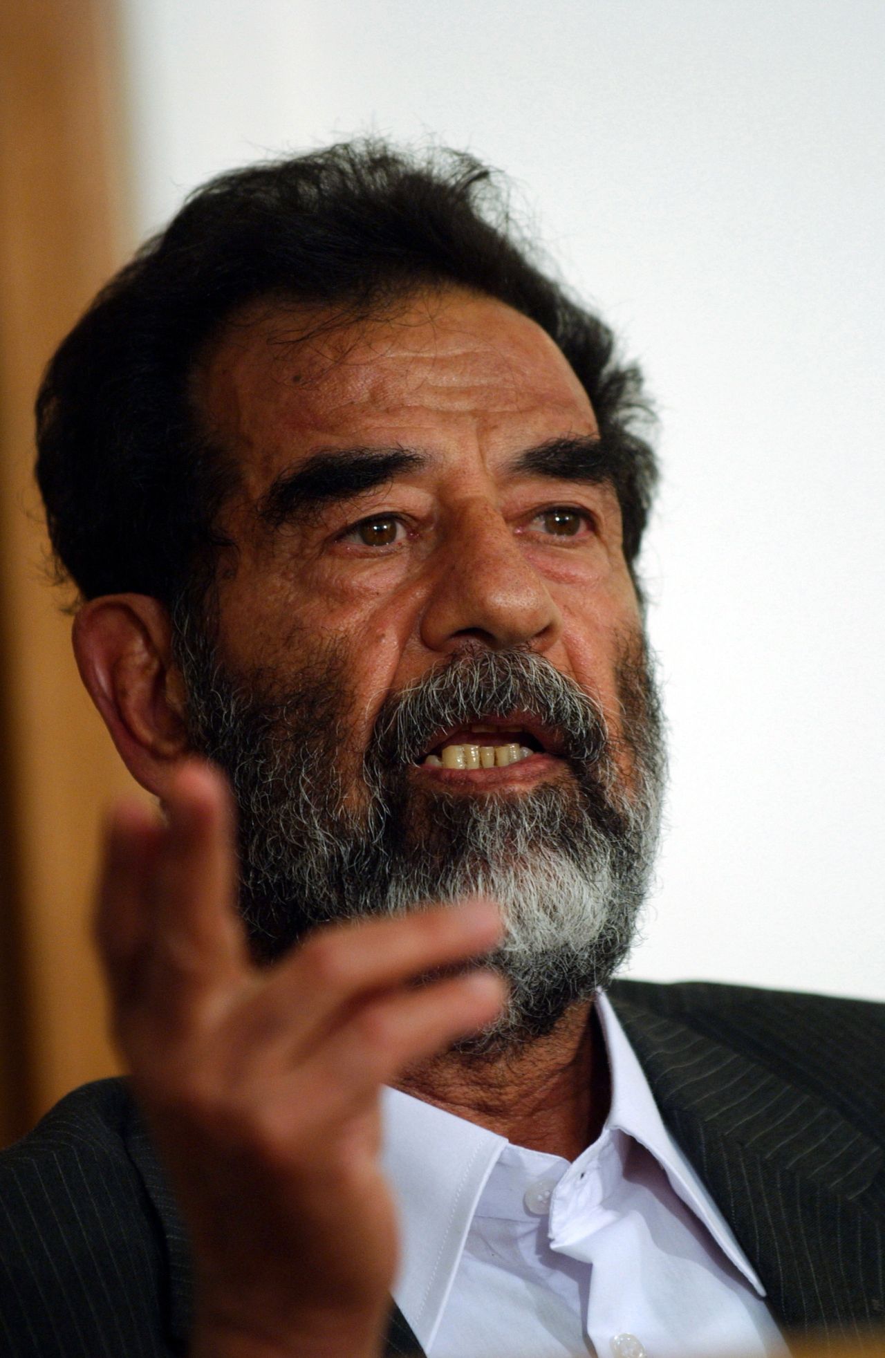 Porträtfotografie des ehemaligen Präsidenten des Irak, Saddam Hussein, bei seiner Stellungnahme während der ersten Anhörung vor dem Sondertribunal.