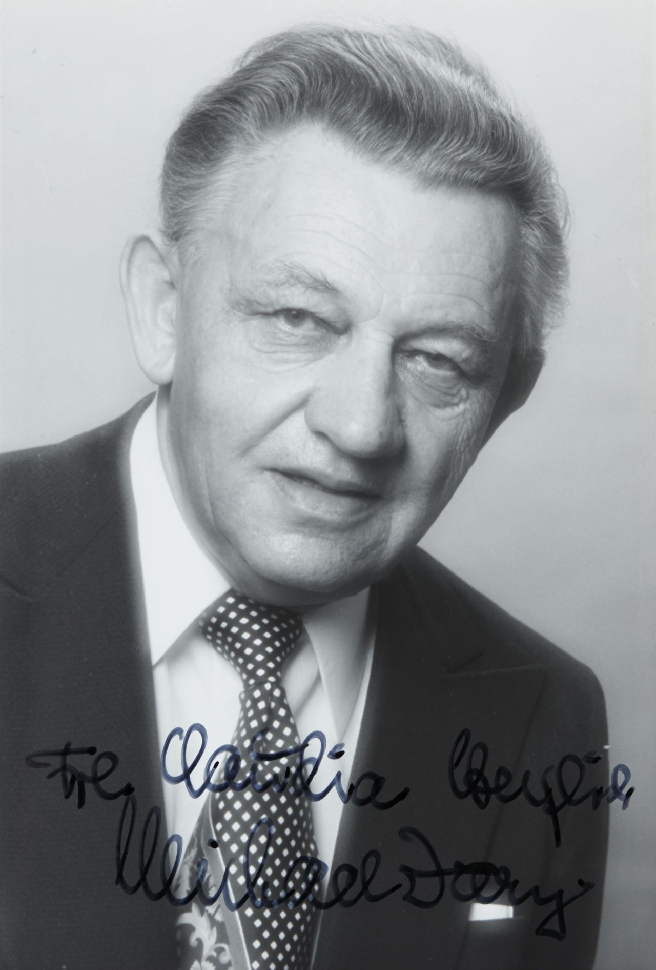 Porträtaufnahme des Schlagersängers Michael Jary mit Autogramm.