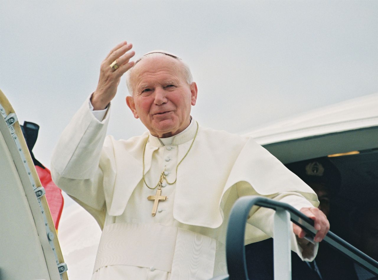Fotografie von Papst Johannes Paul II. während eine Deutschlandbesuches 1996.