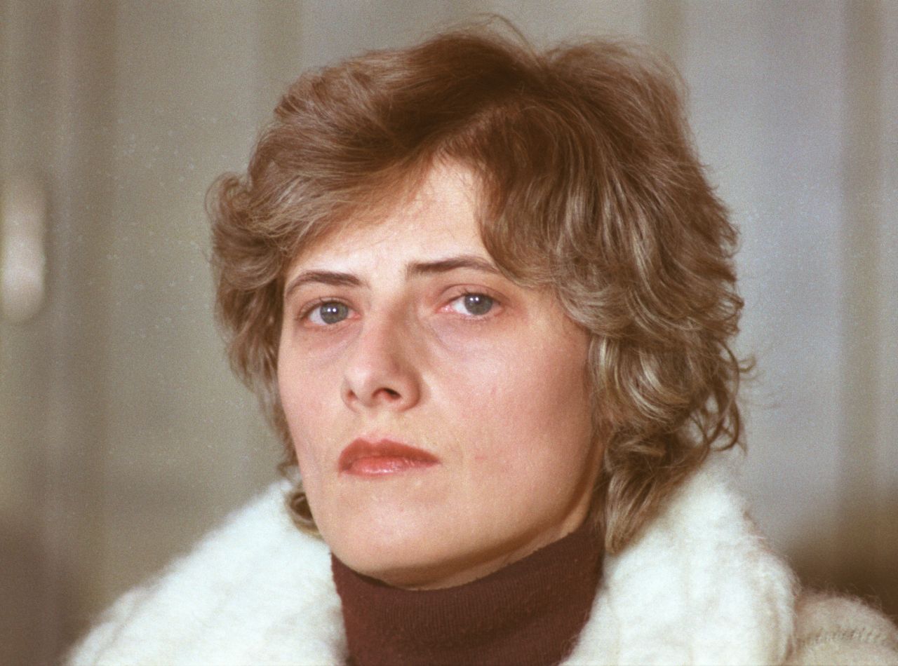 Porträtfotografie der Friedensaktivistin und Grünen-Politikerin Petra Kelly, 1983.