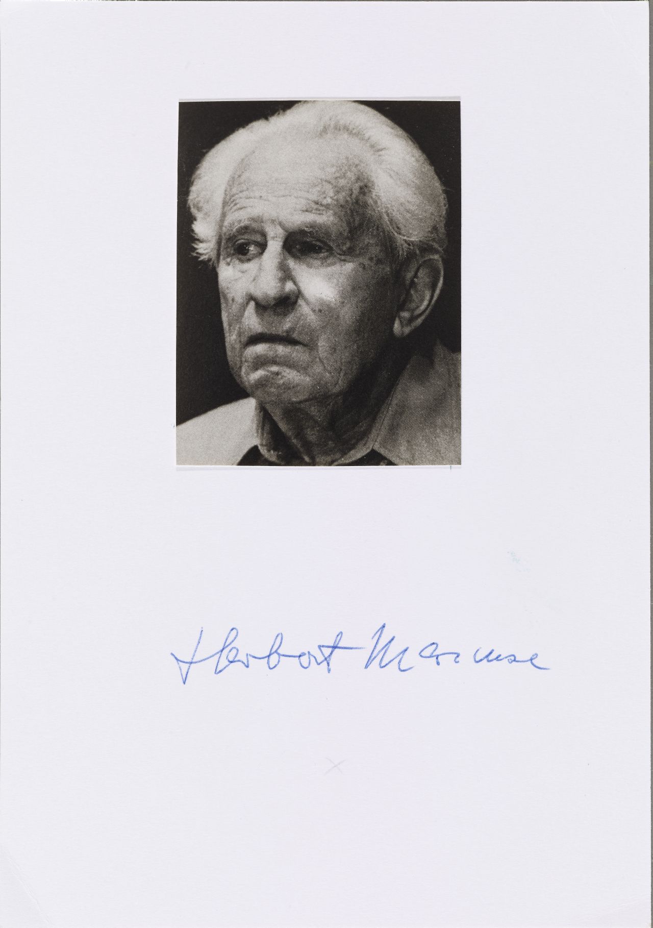Handsignierte Fotografie von Herbert Marcuse, Philosoph, Politologe und Soziologe, der durch seine Beiträge zur kritischen Theorie zu großer Bekanntheit kommt. 