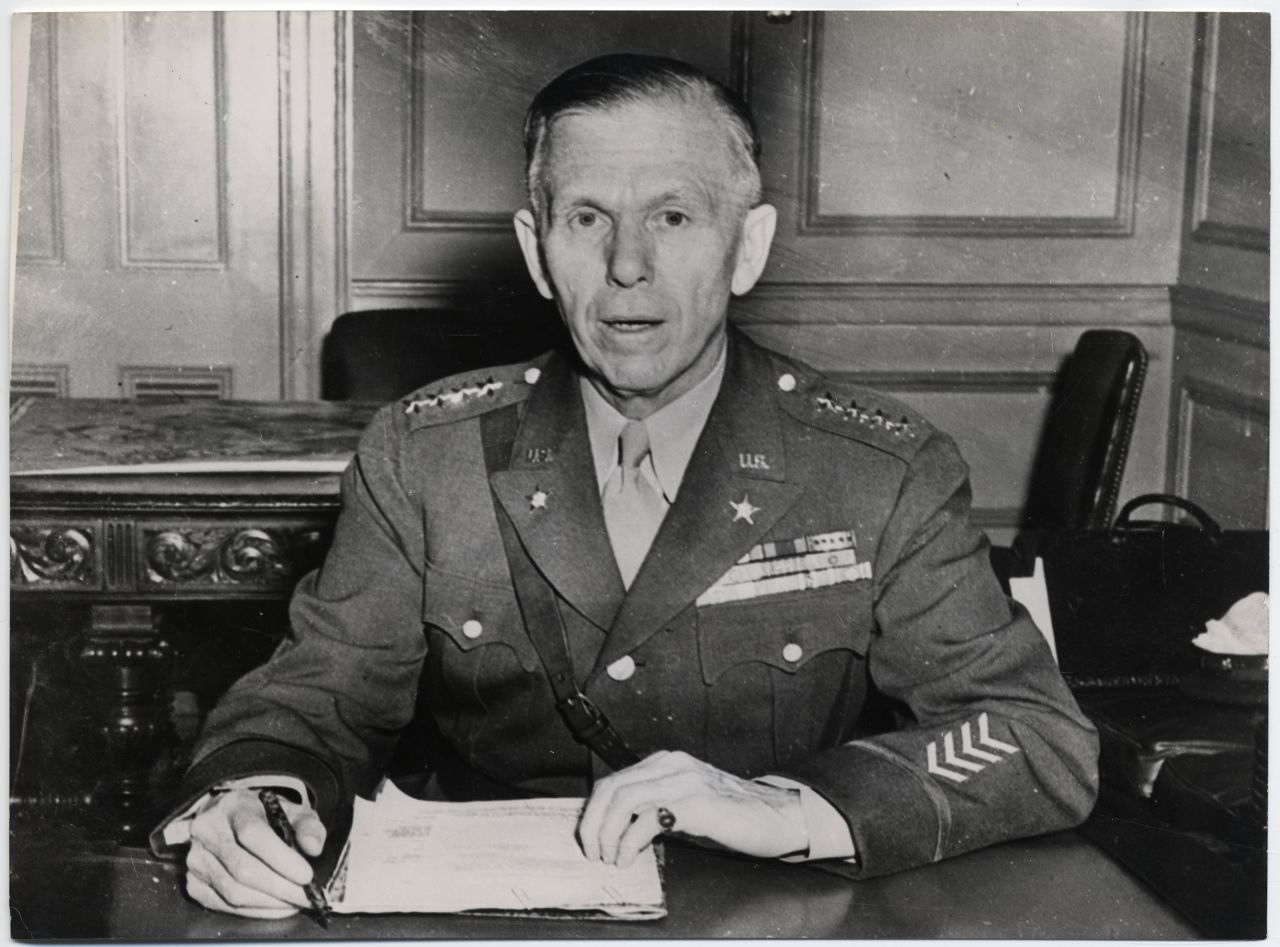 General George C. Marshall bei der Arbeit