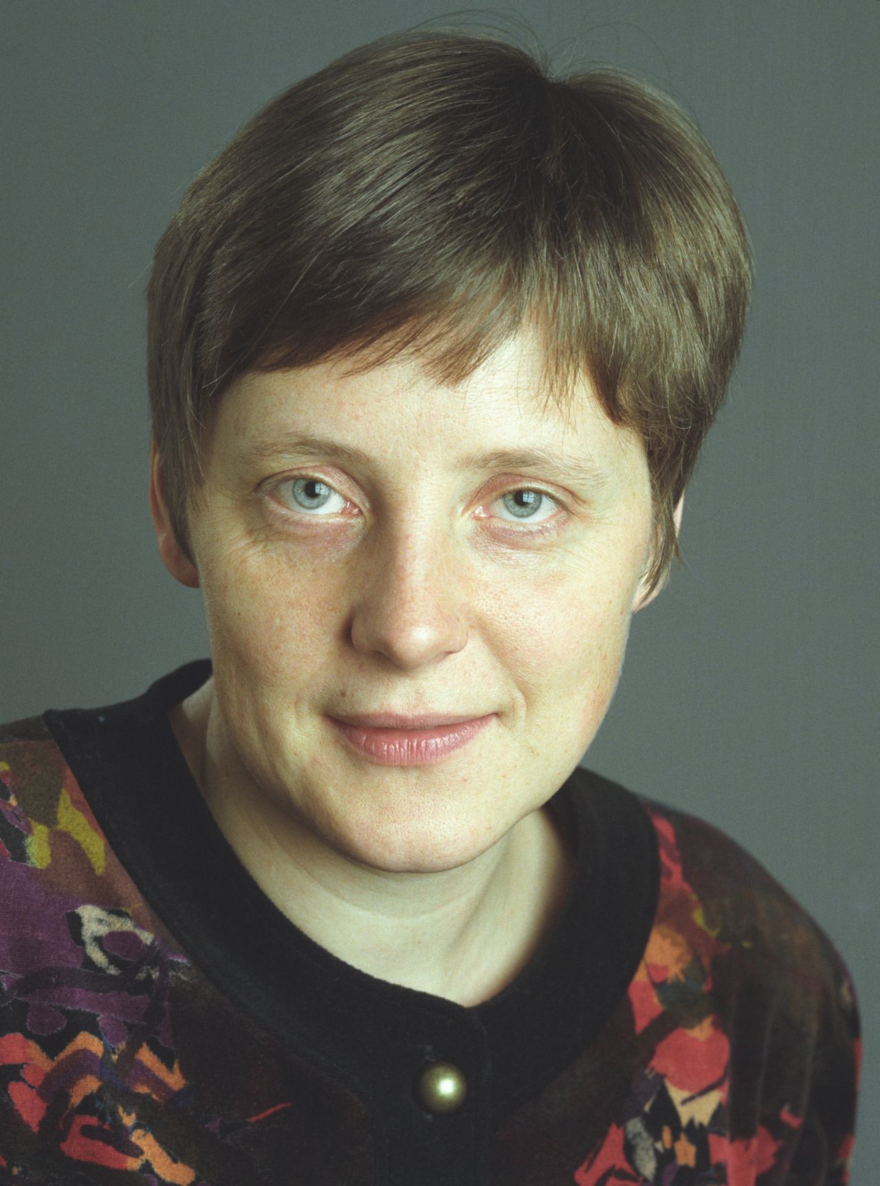 Frühe Fotografie von Angela Merkel, Bundesministerin für Frauen und Jugend (1991-1994).