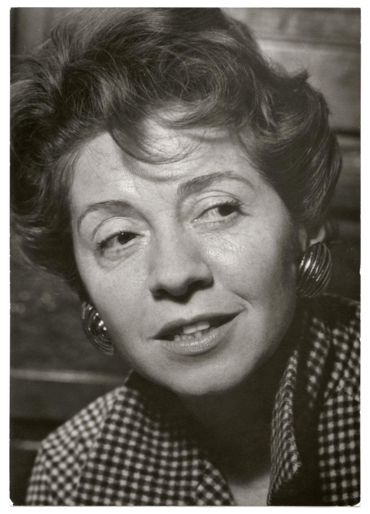 Porträtaufnahme von Inge Meysel mit Ohrringen, 1950-1960.