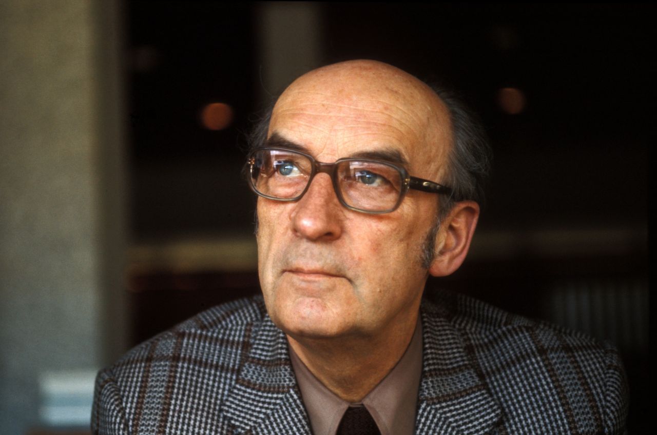 Porträt des Psychoanalytikers und Sozialpsychologen Alexander Mitscherlich, 1972.