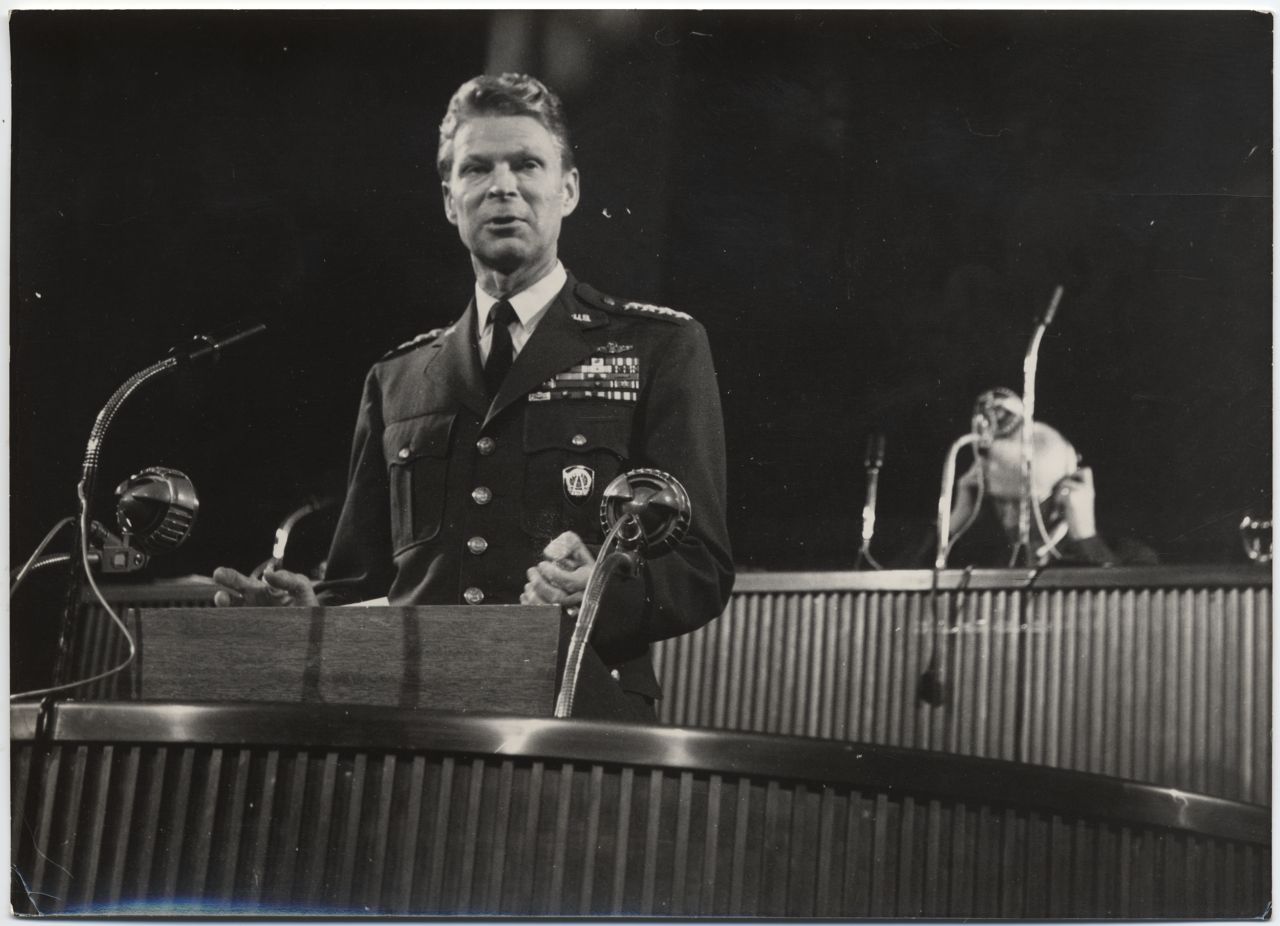 General Lauris Norstad, Kommandeur aller NATO-Luftstreitkräfte während einer Rede 1952.