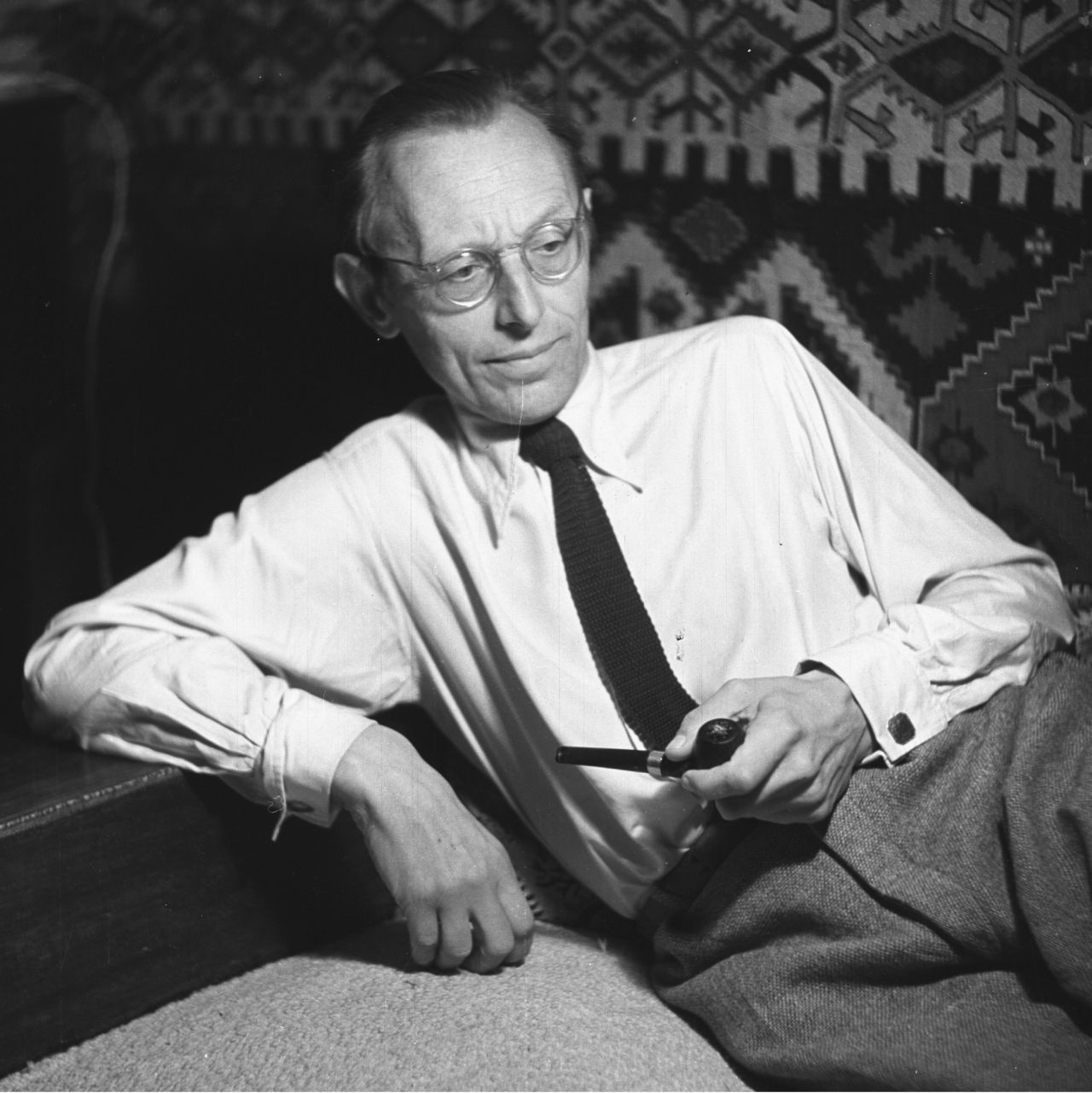 Komponist Carl Orff (mit Pfeiffe)